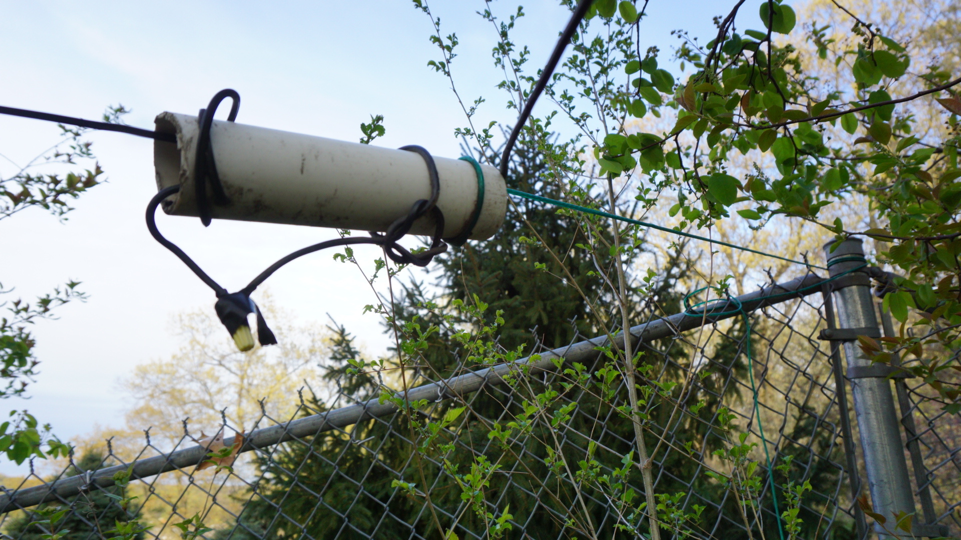 Antenna anchored to a fence post